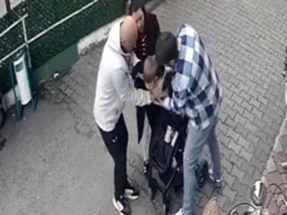 Kırklareli'de boğazına oyuncak parçası kaçan çocuğu Heimlich ile kurtardı