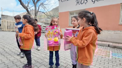 Hayırsever polis, Şırnak'ta binlerce çocuğa sevinç dağıttı