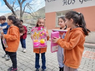 Hayırsever polis, Şırnak'ta binlerce çocuğa sevinç dağıttı
