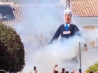 İspanya'daki düzenlenen bir festivalde Netanyahu'nun kuklası ateşe verildi