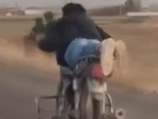 Nevşehir'de motosikleti yüzüstü yatarak kullandı: 88 bin TL ceza