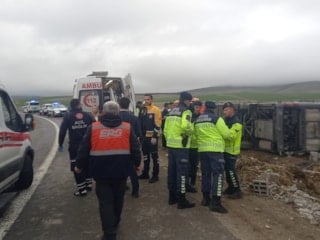 Aksaray'da yolcu otobüsü devrildi: Yaralılar var
