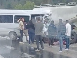 Isparta-Antalya karayolunda tır ile minibüs çarpıştı: 7 kişi hayatını kaybetti