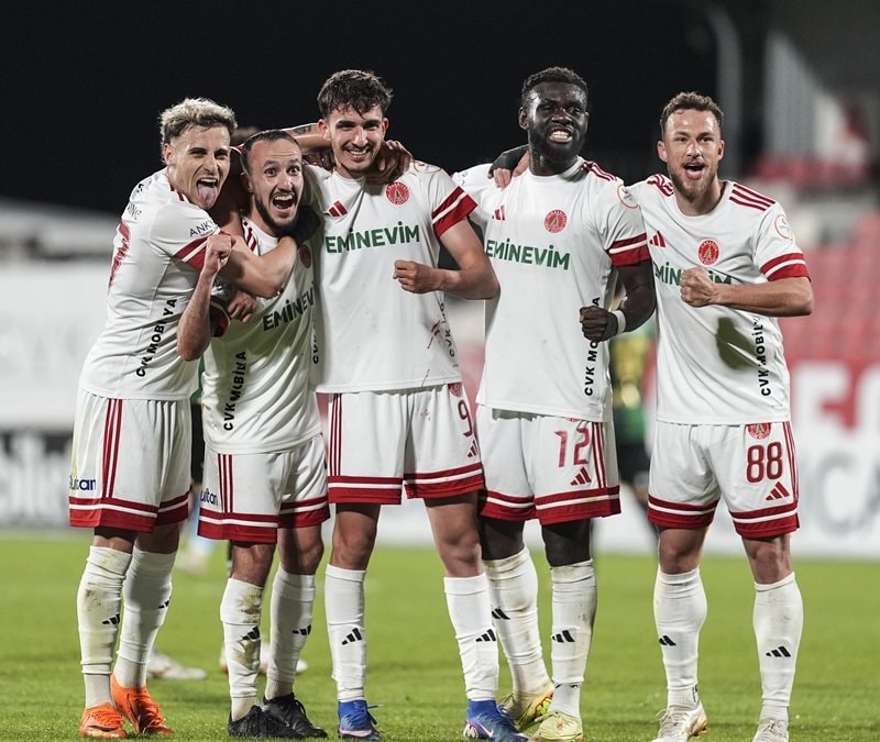 Ümraniyespor, Sakaryaspor'u iki golle geçti