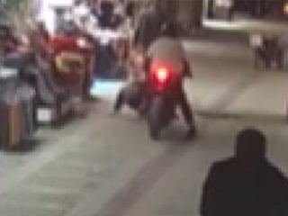 Kahramanmaraş'ta tarihi kapalı çarşıda yayaya çarpan motosikletli kaçtı