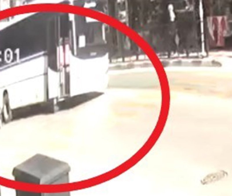 Manisa'da kriko kayınca minibüsün altında kalan kişi ağır yaralandı