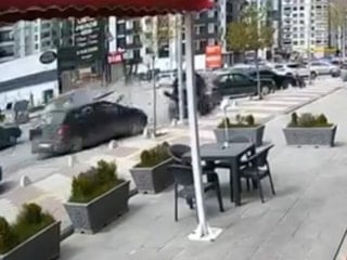 Malatya'da otomobil park halindeki araçlara çarptı