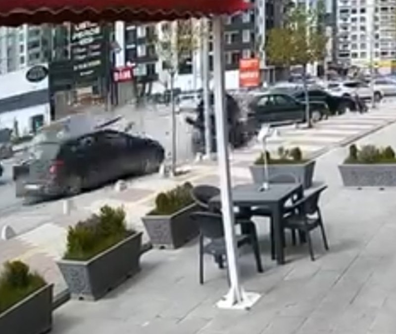 Malatya'da otomobil park halindeki araçlara çarptı