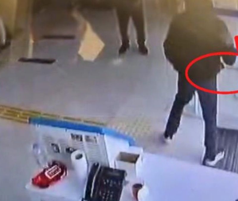 Mersin'de bankada satırla gasp girişiminde bulunan zanlı tutuklandı