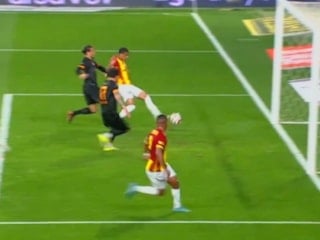 Göztepe-Galatasaray maçında inanılmaz pozisyon: Topu ağlarla buluşturamadı...