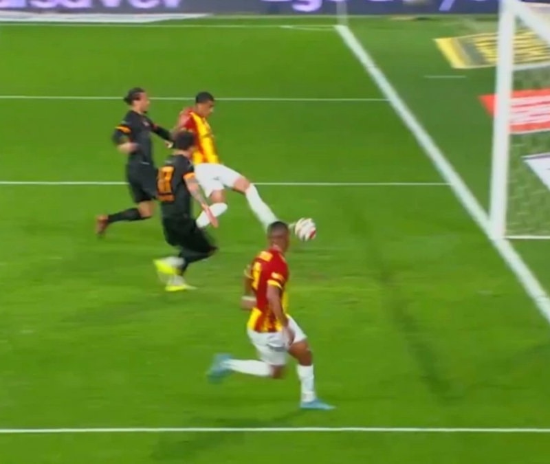 Göztepe-Galatasaray maçında inanılmaz pozisyon: Topu ağlarla buluşturamadı...
