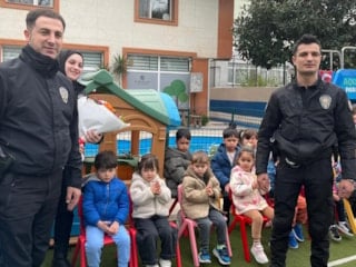 Üsküdar’da miniklerden anlamlı sürpriz: Polisler ihbarla kutlama geldi