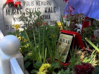 Adana’da şehitlikte yürek burkan detay: 'Dünyanın En Kral Babası' yazısı duygulandırdı