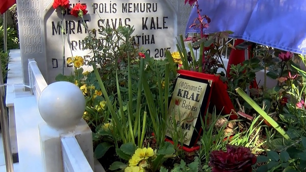 Adana’da şehitlikte yürek burkan detay: 'Dünyanın En Kral Babası' yazısı duygulandırdı