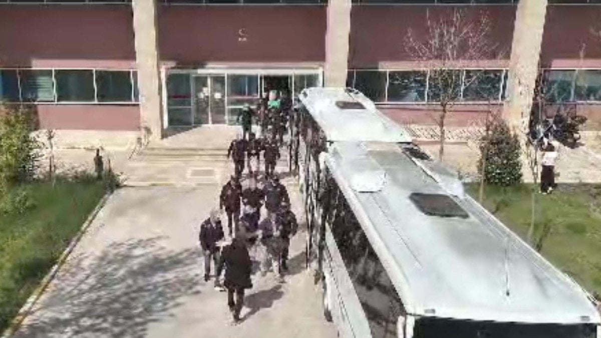 FETÖ'nün yeniden yapılanmasına Manisa'da operasyon: 24 tutuklama