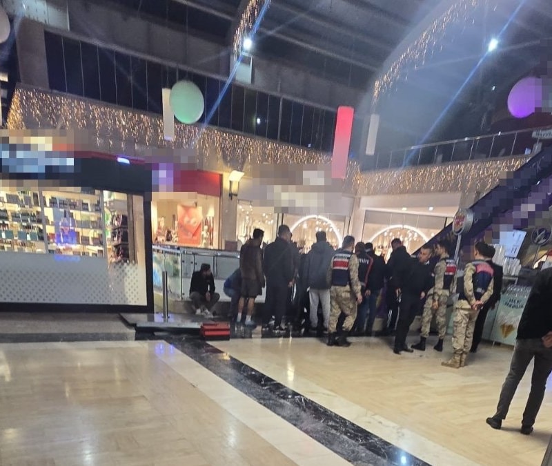 Mardin'de AVM'nin yürüyen merdivenine eli sıkışan çocuğun parmağı koptu