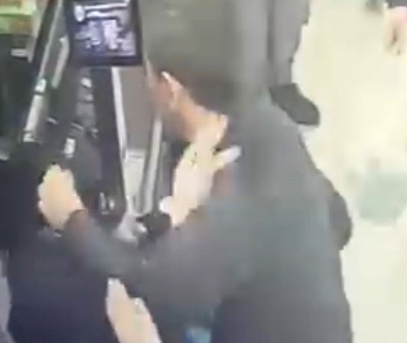İstanbul'da bir markette çıkan poşet tartışmasında kadın kasiyer darbedildi