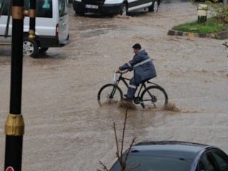 Cizre’yi sağanak vurdu: Sokaklar göle döndü