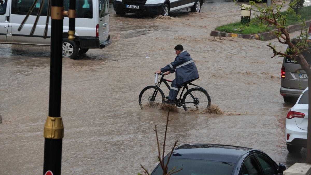 Cizre’yi sağanak vurdu: Sokaklar göle döndü