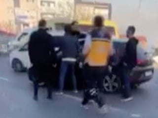 İstanbul'da kaza sonrası yol ortasında kavga: Sürücüye yumruklarla saldırdı