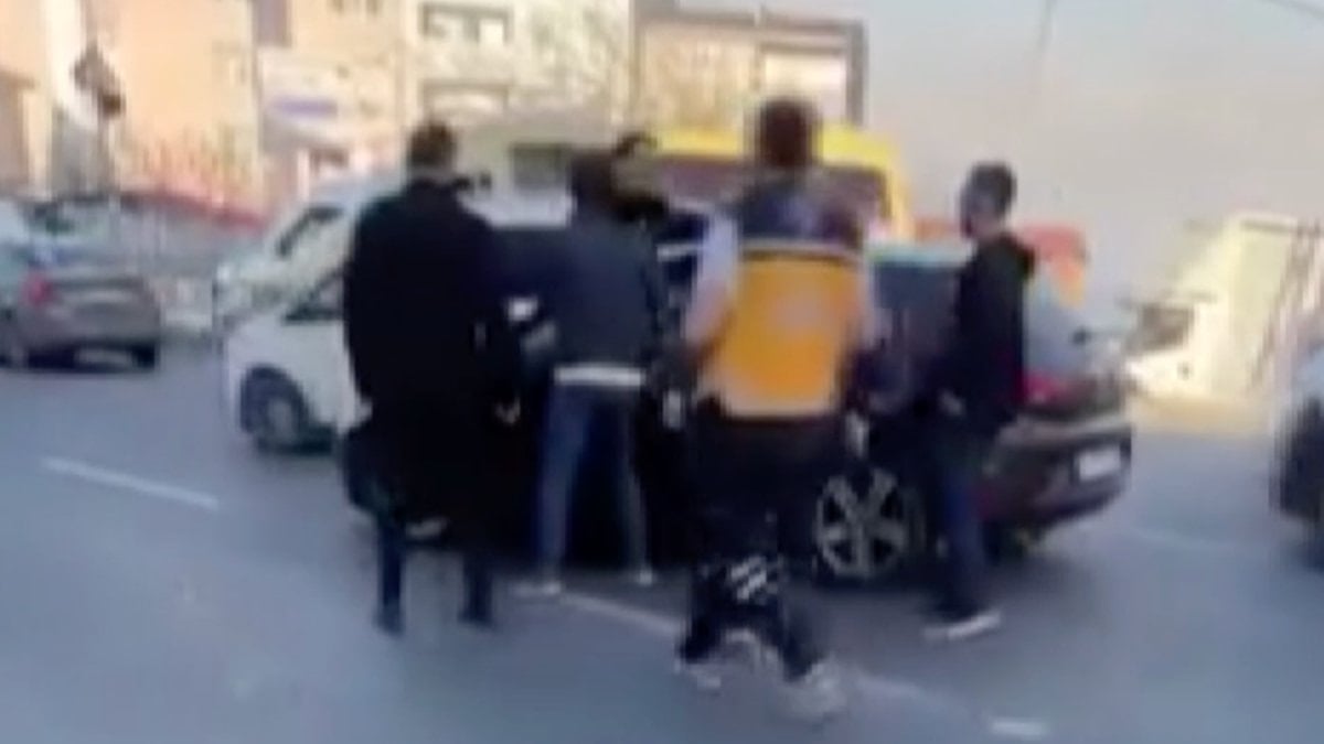 İstanbul'da kaza sonrası yol ortasında kavga: Sürücüye yumruklarla saldırdı