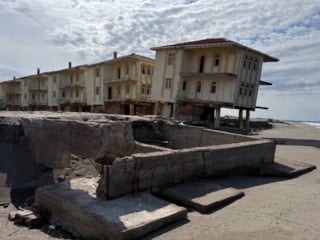 Sakarya'da 6 yıl önce boşaltılan villa yan yattı