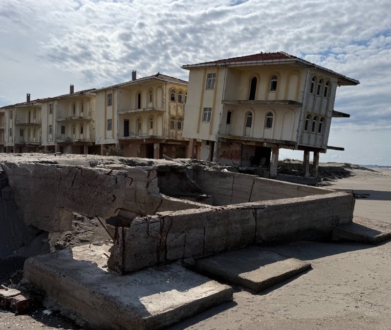 Sakarya'da 6 yıl önce boşaltılan villa yan yattı