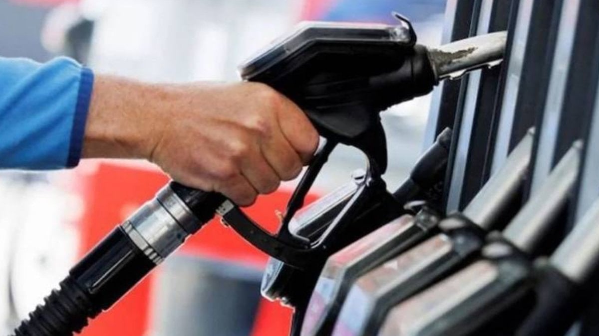 Akaryakıta çifte indirim geldi: İşte 10 Nisan benzin, motorin ve LPG fiyatları