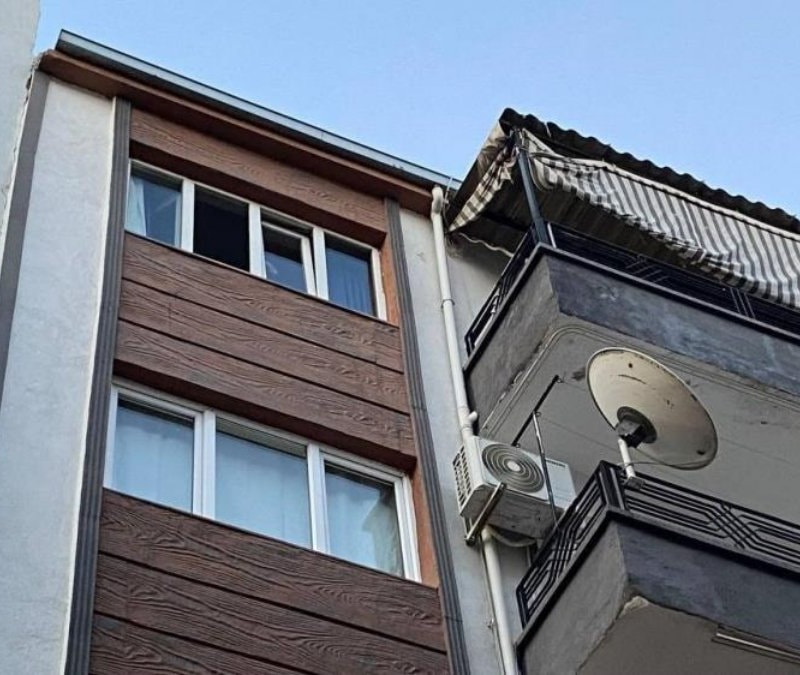 Aydın'da cam silerken 5. kattan düşen kadın can verdi