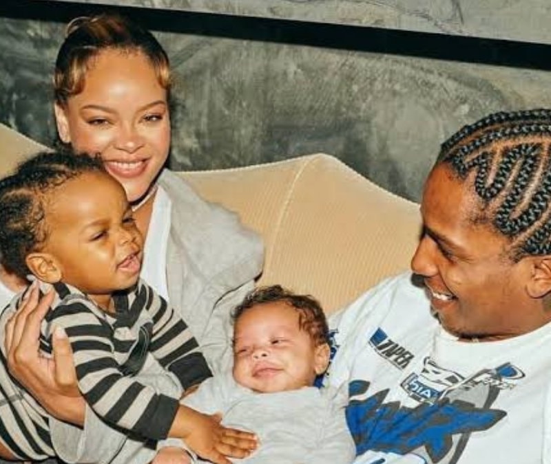 Herkesten saklıyordu! Rihanna minik kızıyla objektiflere yakalandı