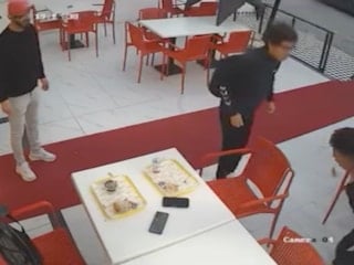 Balıkesir'de bir restoranda Heimlich manevrası kamerada