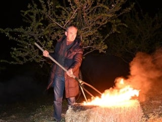 Manisa'da 'zirai don' nöbeti: Badem ağaçları dumanla korunuyor
