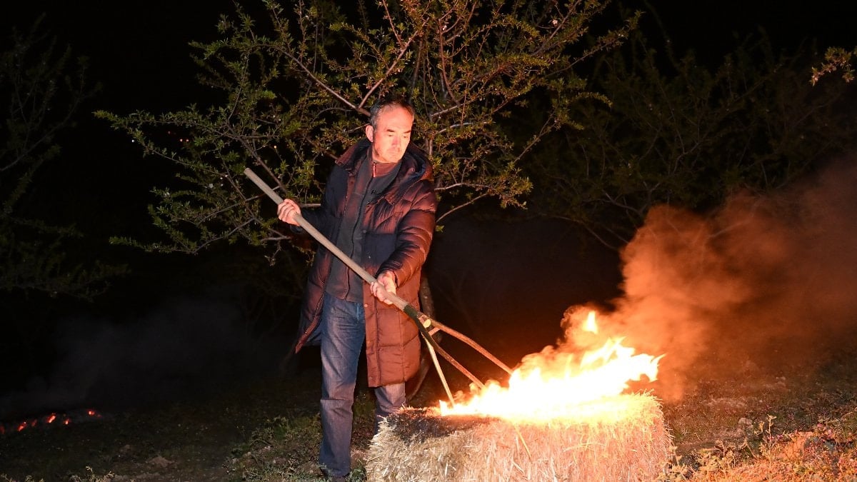 Manisa'da 'zirai don' nöbeti: Badem ağaçları dumanla korunuyor