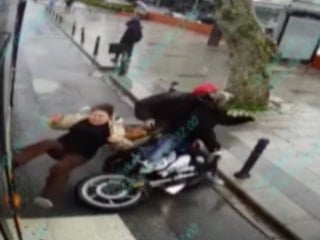 İstanbul'da otobüsten inen kadına motosiklet çarptı