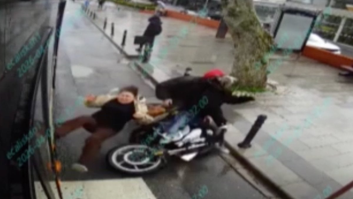 İstanbul'da otobüsten inen kadına motosiklet çarptı