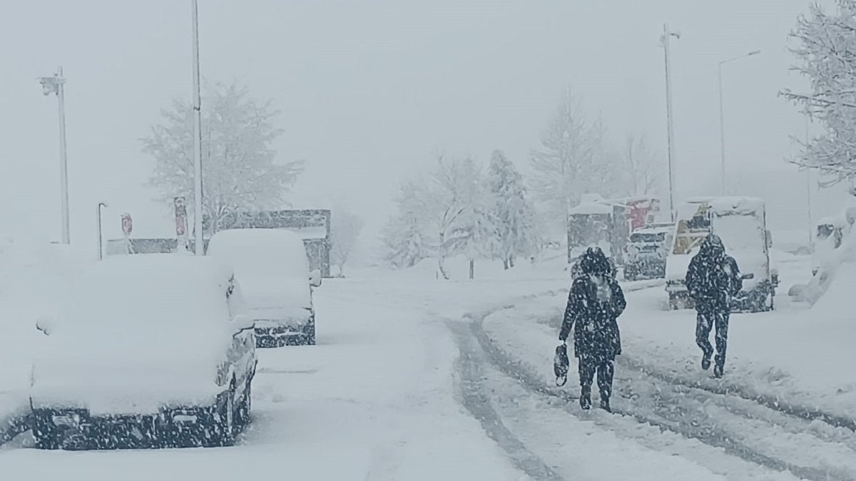 Bitlis'te kar yağışı etkisini sürdürüyor