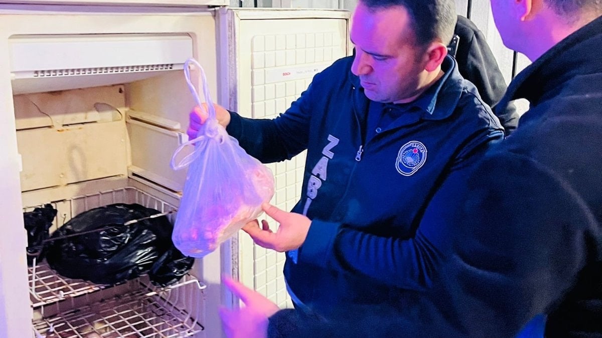 Antalya'da kasap dükkanında mide bulandıran manzaralar: Kapısına kilit vuruldu