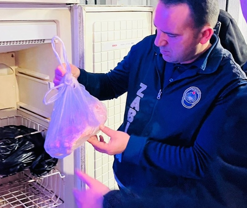 Antalya'da kasap dükkanında mide bulandıran manzaralar: Kapısına kilit vuruldu