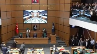 Üsküdar Belediye Meclisi'nde vatandaşları salondan çıkarmaya çalıştılar