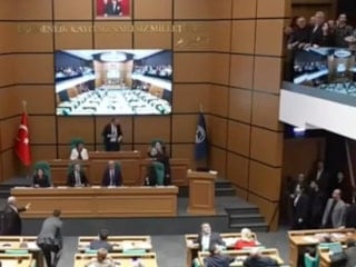 Üsküdar Belediye Meclisi'nde vatandaşları salondan çıkarmaya çalıştılar