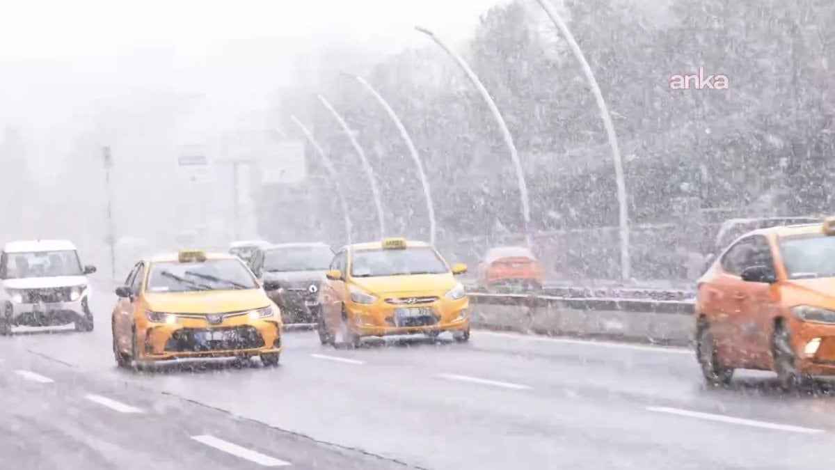 Ankara'da kar yağışı etkili oluyor