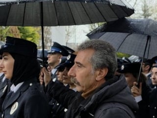 Diyarbakır'da vatandaşlar yağmurda ıslanan polise şemsiye tuttu