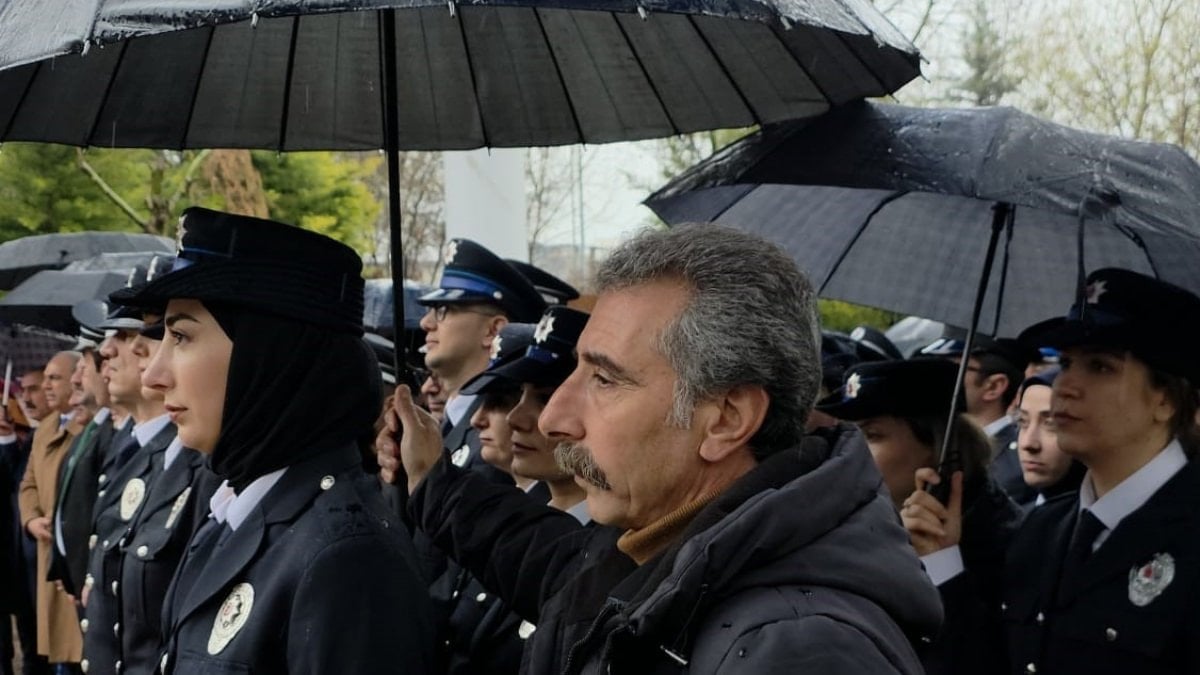 Diyarbakır'da vatandaşlar yağmurda ıslanan polise şemsiye tuttu