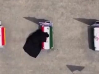 İran’daki ilkokula düzenlenen saldırıda hayatını kaybeden öğrenciler anıldı