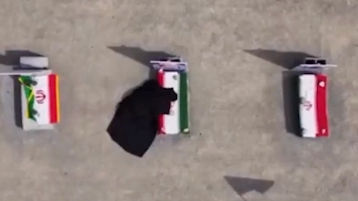 İran’daki ilkokula düzenlenen saldırıda hayatını kaybeden öğrenciler anıldı