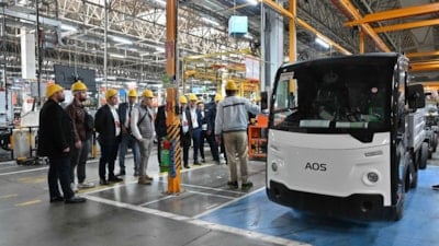 Anadolu Isuzu üst yapıcı iş ortaklarıyla bir arada