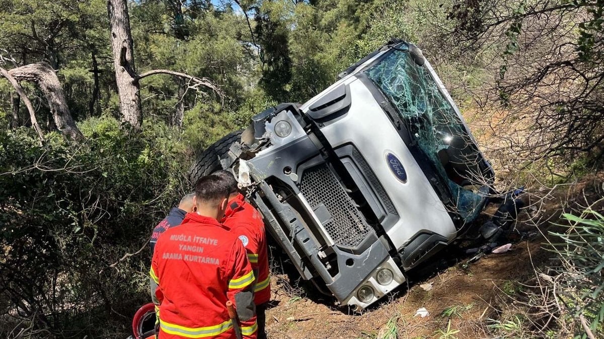 Muğla'da yoldan çıktı, 15 metreden yuvarlandı