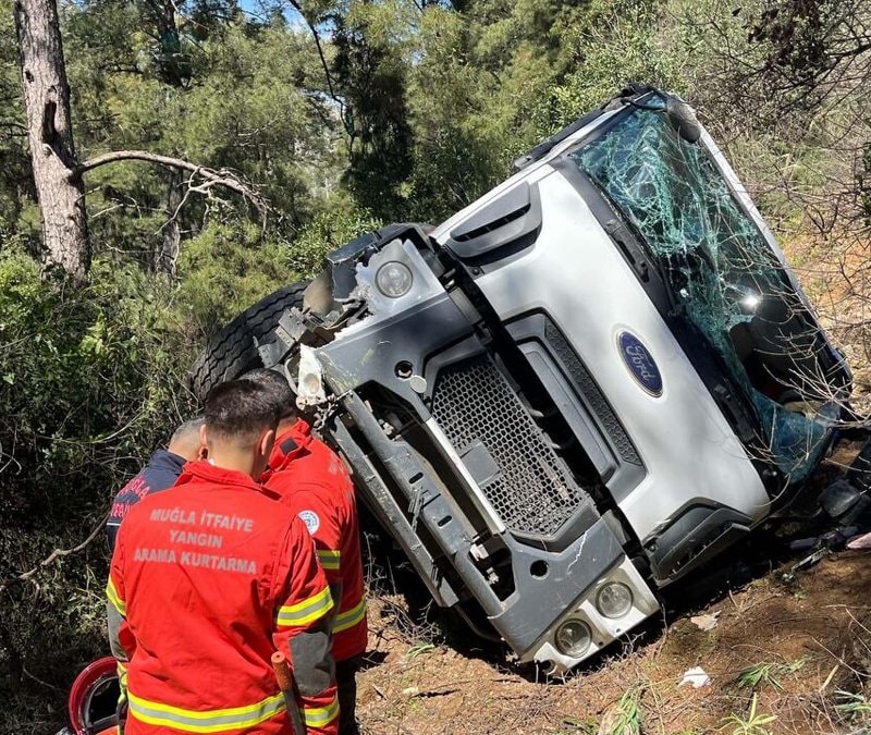 Muğla'da yoldan çıktı, 15 metreden yuvarlandı