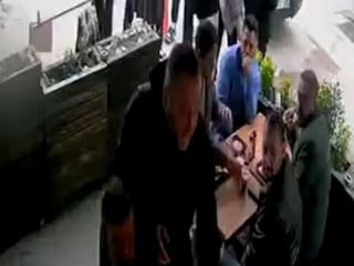 Bursa'da restoranda boğazına yiyecek kaçan kişiyi Heimlich manevrasıyla kurtardı