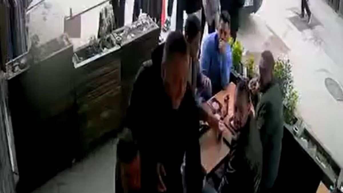 Bursa'da restoranda boğazına yiyecek kaçan kişiyi Heimlich manevrasıyla kurtardı